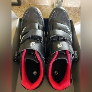 Men’s Peloton shoes, no clips.  Never worn